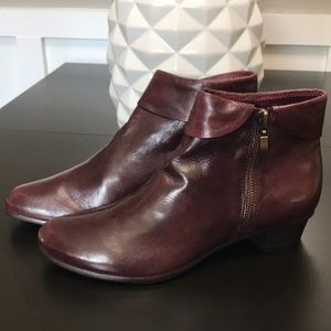 NWT Regarde Le Ciel  leather burgundy ankle boots
